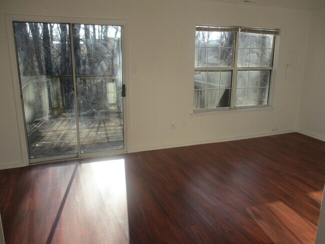 Building Photo - Newly Updated 3 BR/1.5 BA Townhome in Dist...