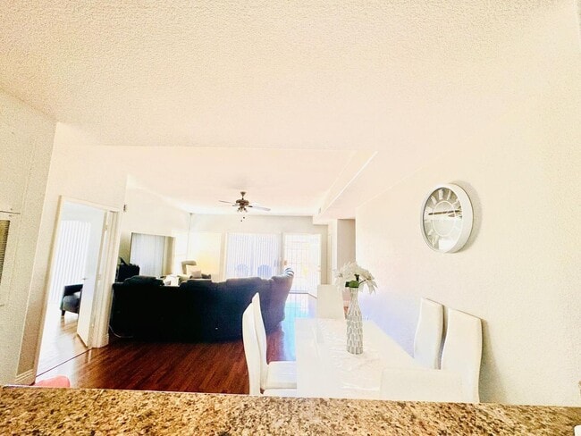 Building Photo - Beautiful spacious 2 bedroom 2 bathroom co...