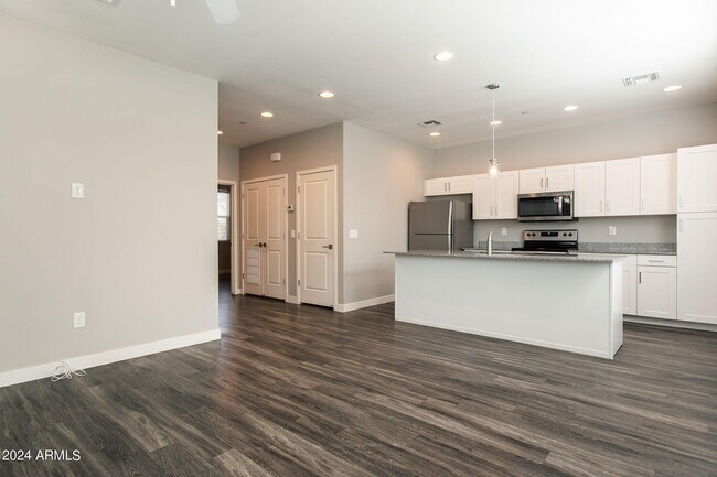 Foto del edificio - 2245 N Dayton St