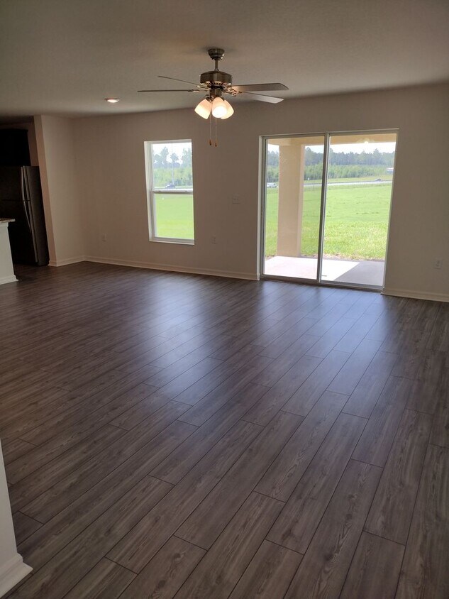 Foto principal - Beautiful 4 bedroom 2.5 Bathroom House For...
