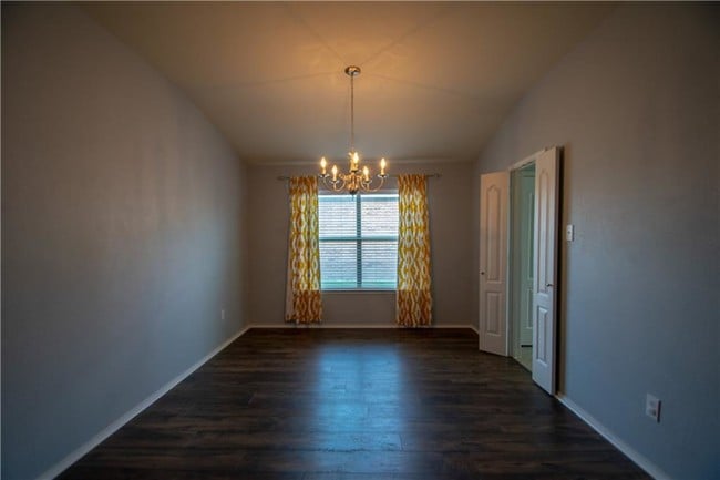 Building Photo - 733 Redwing Dr