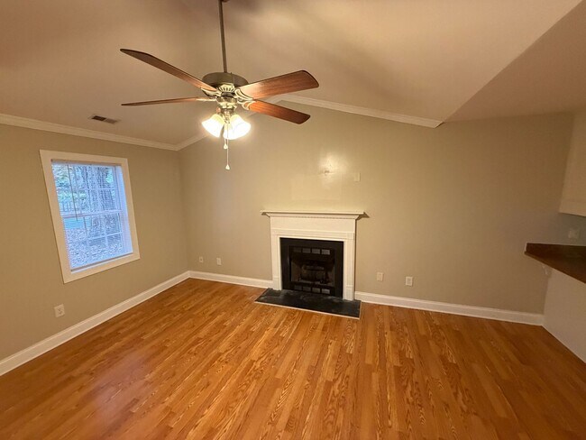 Building Photo - 3 Bedroom with 2 Full Baths and Large Yard