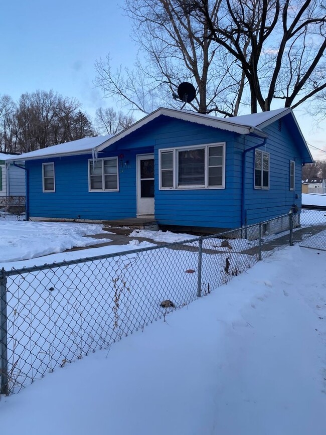 Building Photo - Nice 3 bed 1 bath house $1150