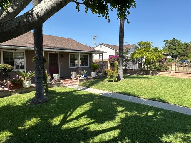 Building Photo - 2433 Maynard Dr