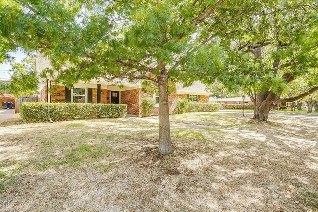 Building Photo - 1701 Larkspur Dr