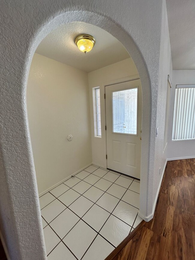 Building Photo - Unfurnished Home!