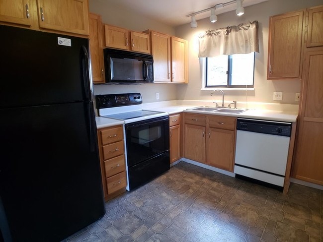 Building Photo - Well Kept Townhouse in the Sunburst Community