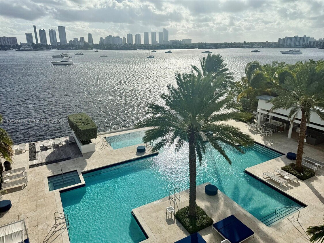 Foto principal - 17111 Biscayne Blvd