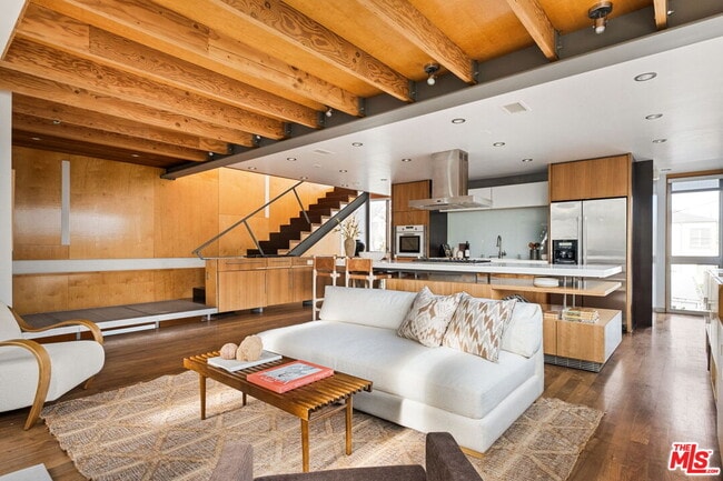 Building Photo - 724 Superba Ave