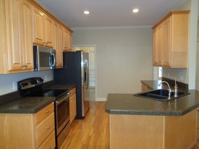 Foto del edificio - 2406 Adelaide Drive