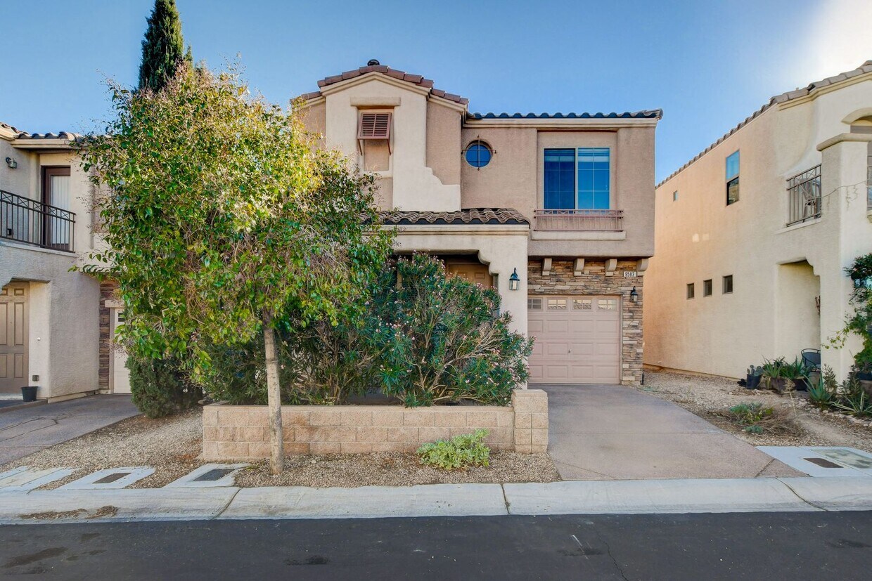 Primary Photo - Charming 2 Story Home - New Flooring Throu...