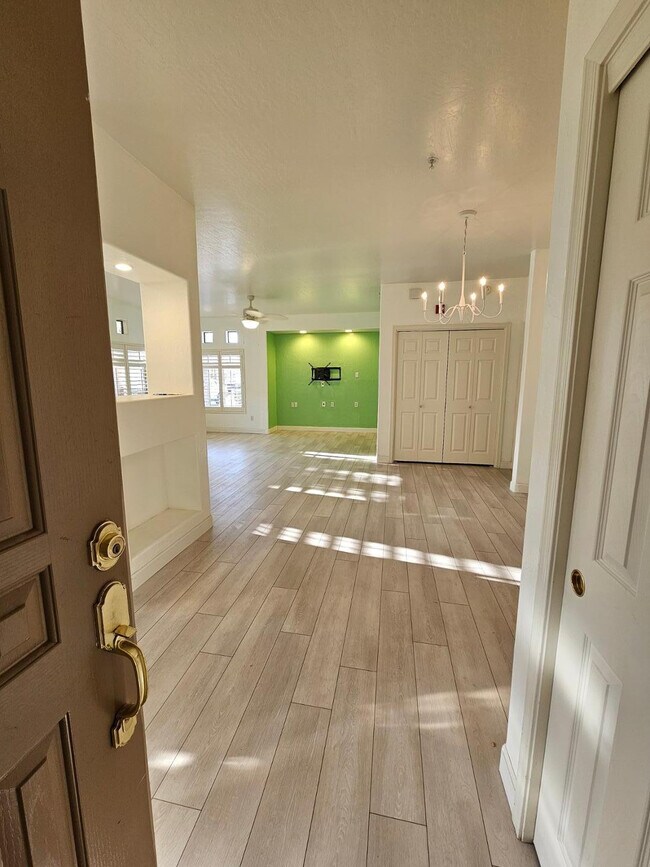 Foto del edificio - 1351 N Pleasant Dr