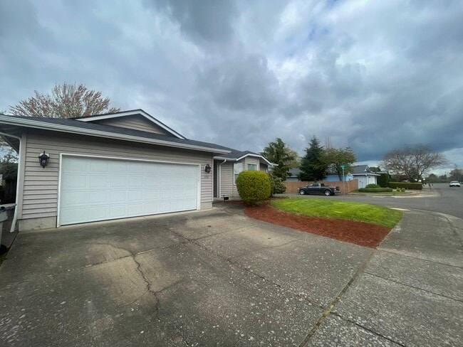 Building Photo - Pet Friendly Charming 3 Bedroom Home with ...