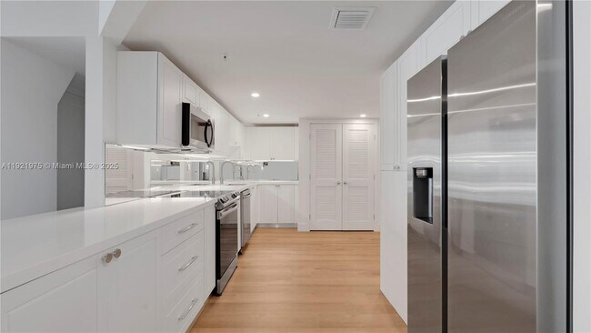 Foto del edificio - 555 NE 34th St