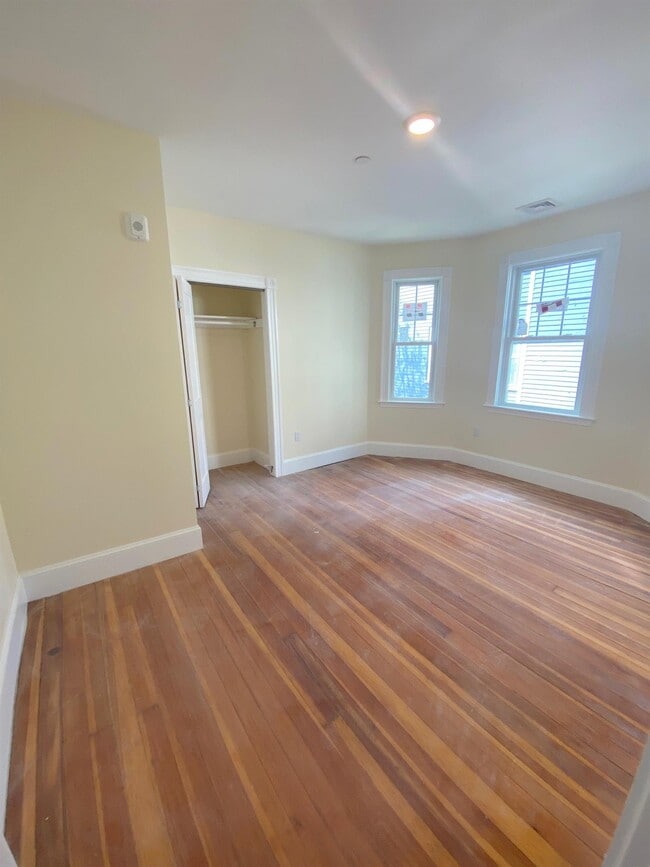 Building Photo - 32 Putnam Ave