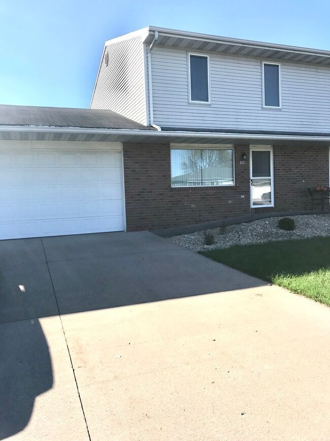 Building Photo - 821-823-823 Warbler Ln