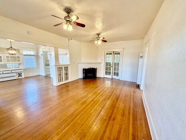 Foto del edificio - South Park Cottage Charm – 2BR/1BA with Bonus Room, Gated Yard & Garden Bed, Small Pets Welcome!
