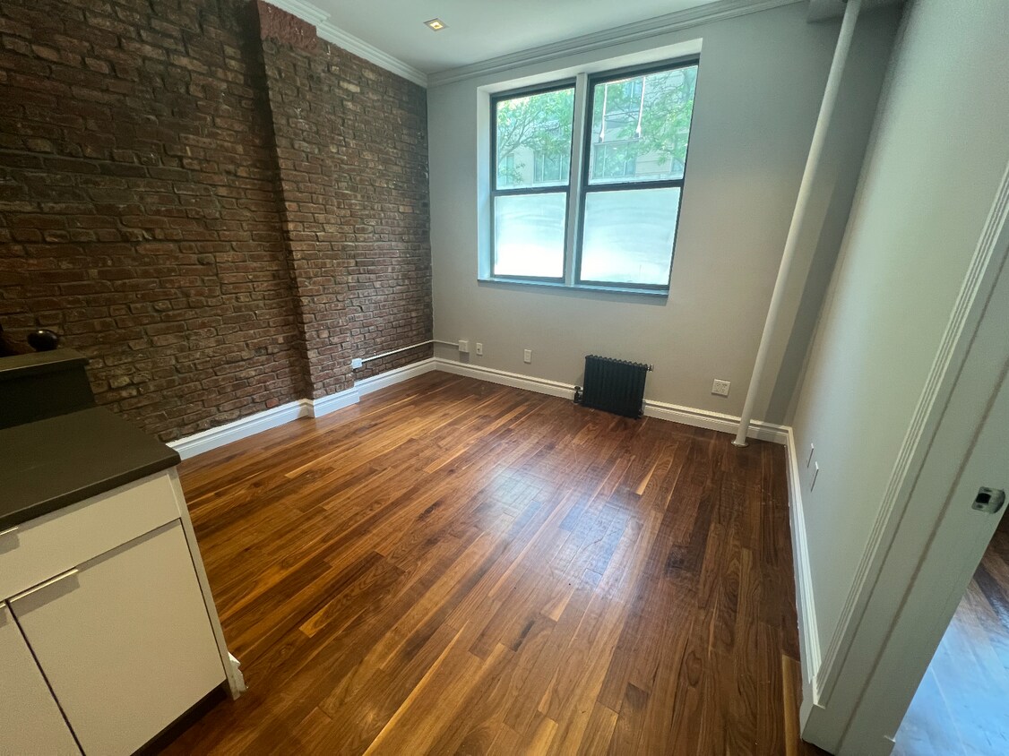 Primary Photo - 335 E 100th St