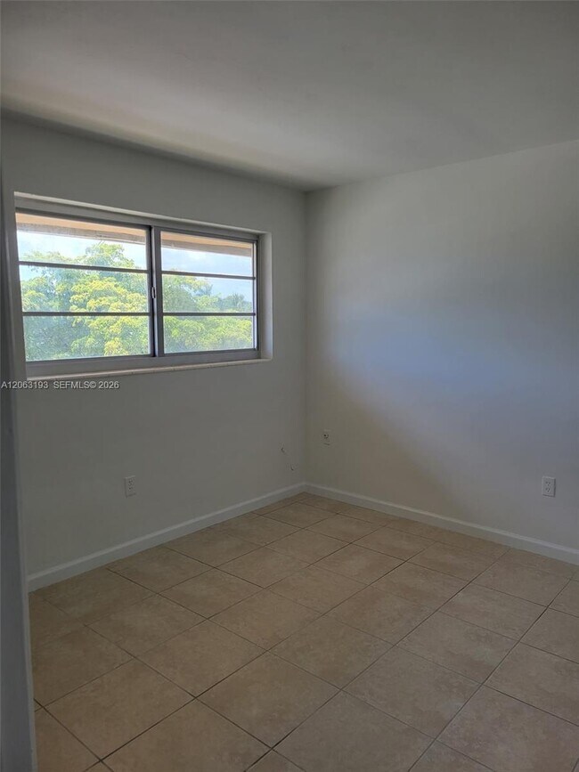 Foto del edificio - 3881 W Flagler St
