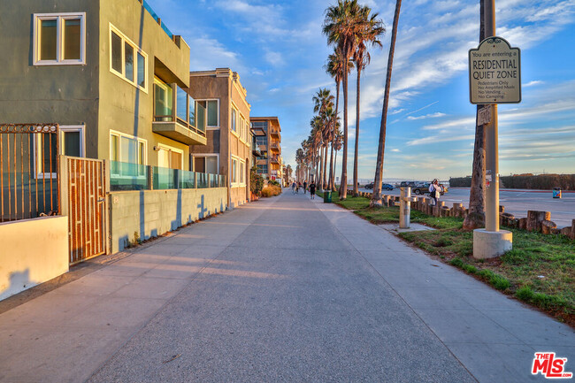 Foto del edificio - 2207 Ocean Front Walk