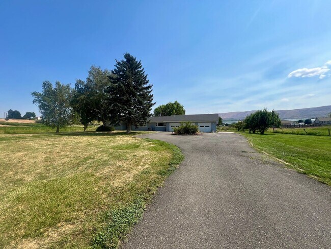 Foto del edificio - Fully Remodeled 4 Bed 3 Bath Home in the C...