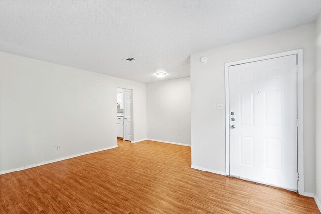 Building Photo - Spacious 2 Bedroom Apartment - Parking - N...