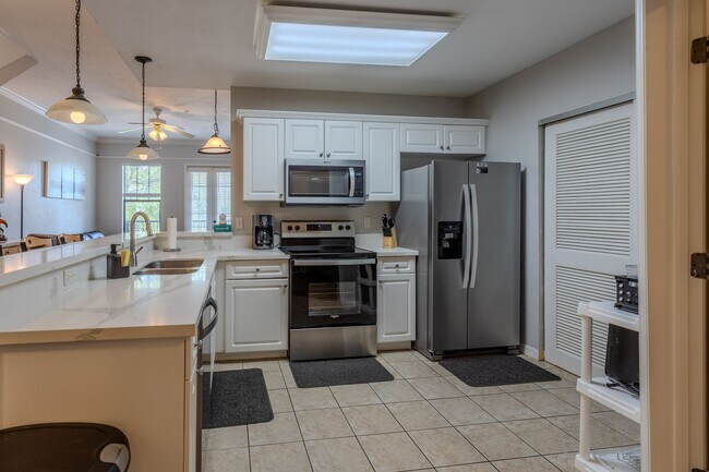 Building Photo - LOCATION. LOCATION. LOCATION. 2BR/3BA Cond...