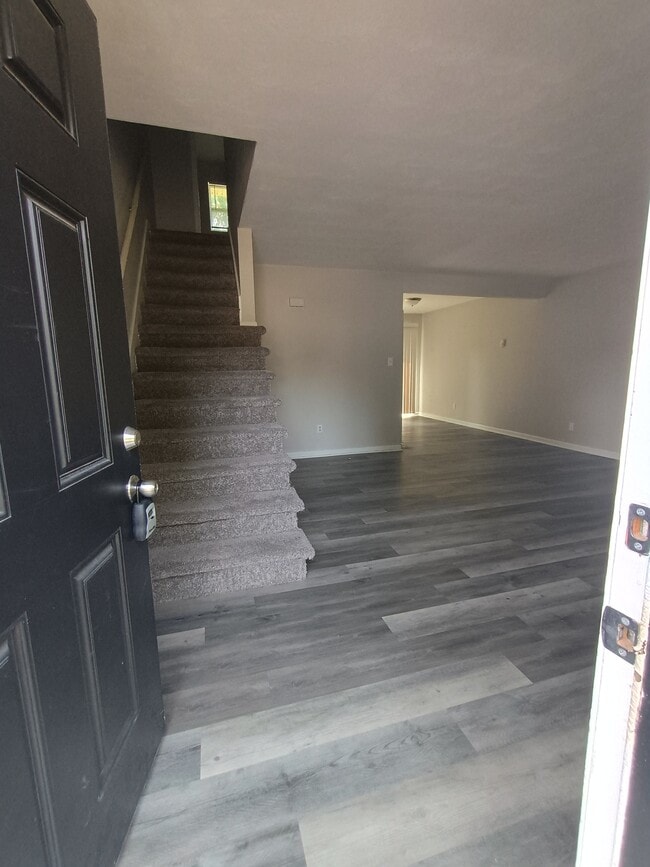 Building Photo - 1202 E Walford Dr
