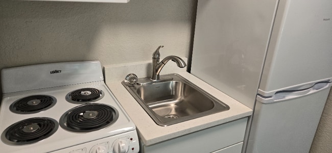 Building Photo - 1625 Kent Des Moines Rd