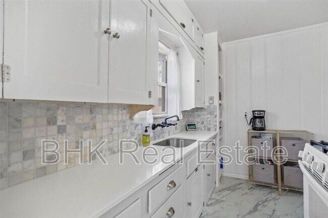 Foto del edificio - 1915 Clover Ln