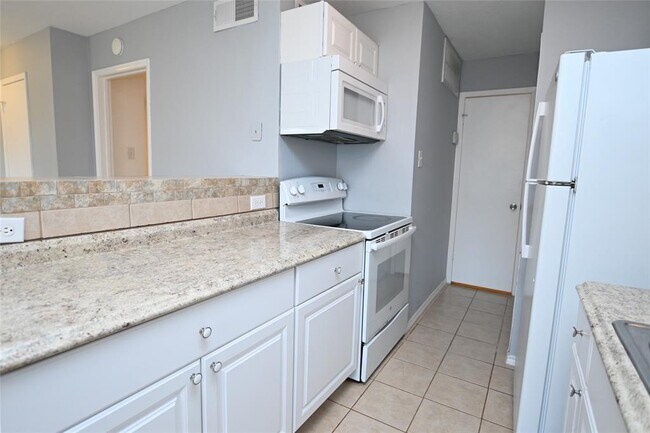 Building Photo - 2750 Holly Hall St