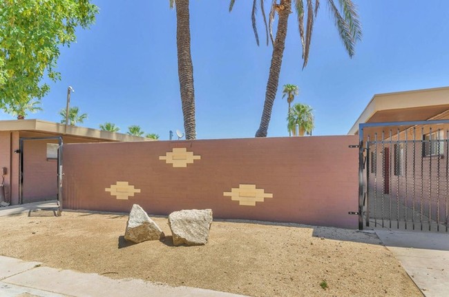 Building Photo - 621 N 30th Pl
