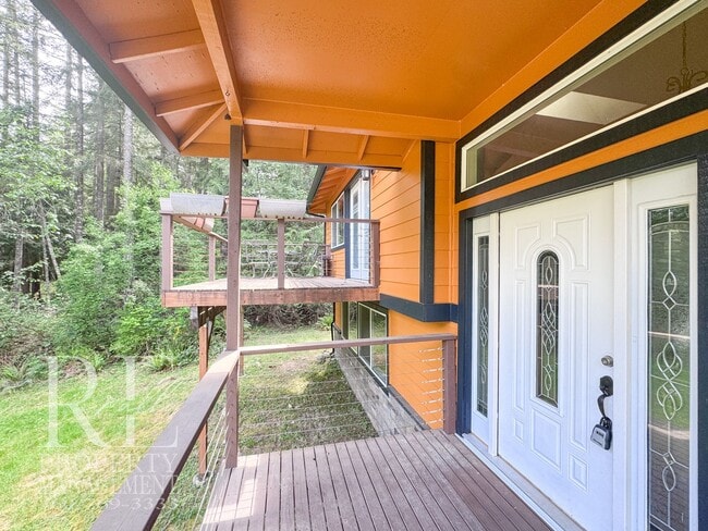 Foto del edificio - Bright & Spacious Split-Level Home with Gourmet Kitchen, Skylight & Expansive Yard