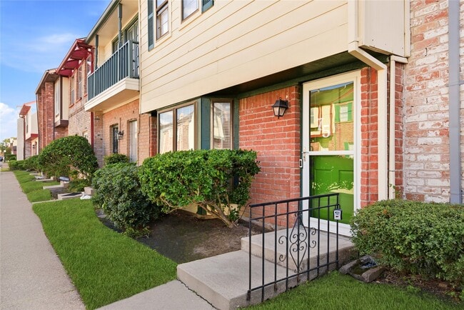 Building Photo - 7700 Creekbend Dr