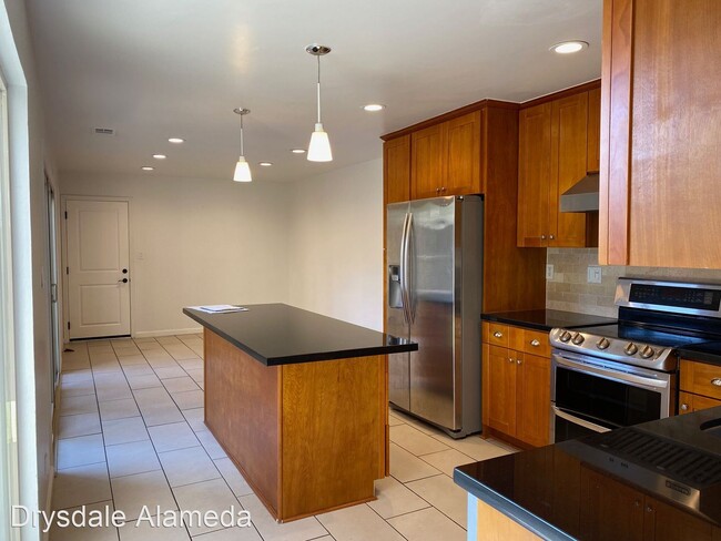 Foto del edificio - 3 br, 2.5 bath House - 1040 Melrose Ave