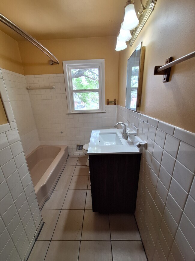 Baño completo en la planta superior - 4113 Wooded Way