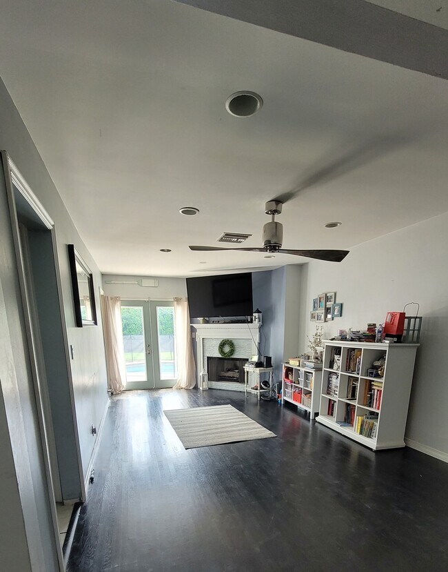 Foto del edificio - 9948 Bevis Ave
