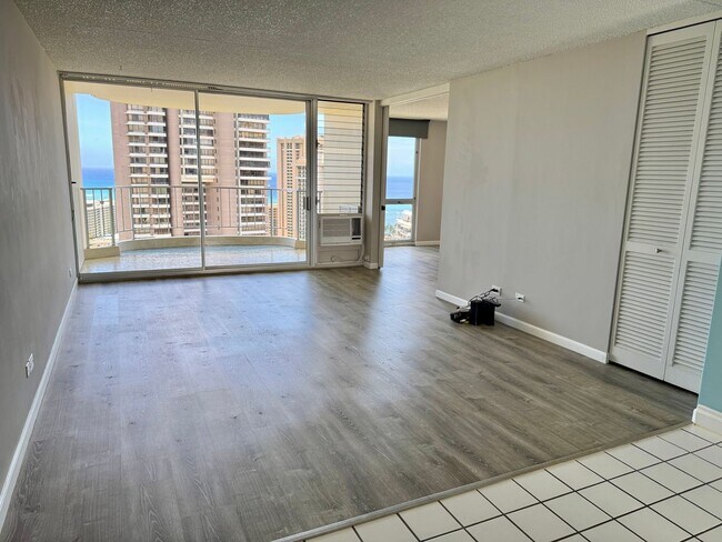 Building Photo - 2/2/1 Beautifully Upgraded unit located at...