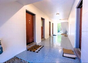 Building Photo - 1700 SW 16th Ct