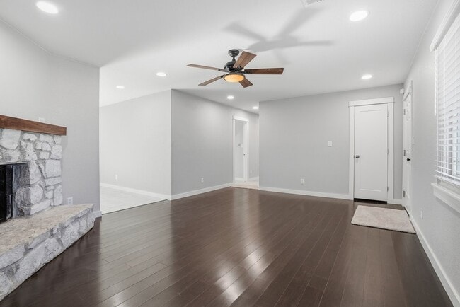 Living Room w/ Entry Closet - 14548 W 19th St S