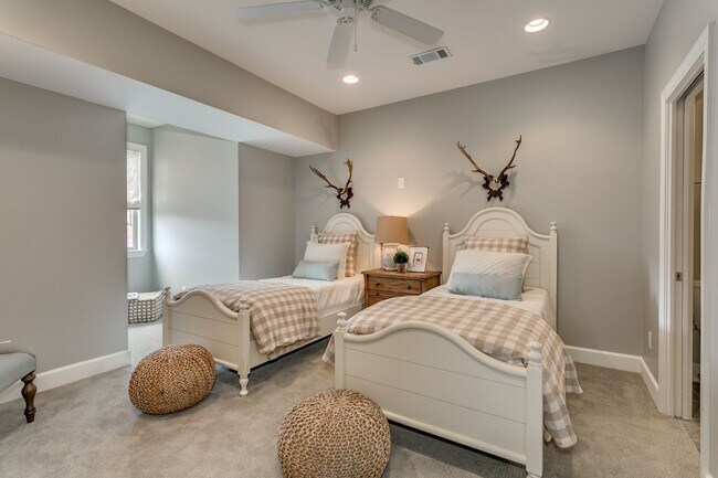 Foto del edificio - Luxury 3BR/3.5BA Townhome w/ 2-Car Garage in Gated Community