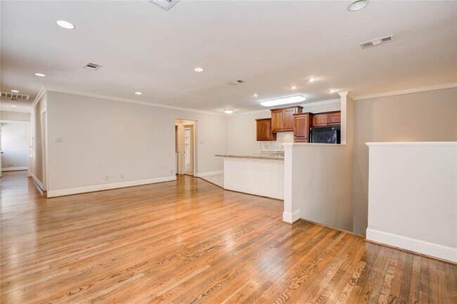 Foto del edificio - 6503 Mapleridge St