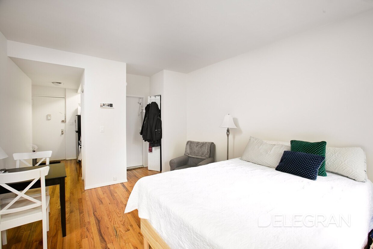 Foto principal - 235 E 82nd St
