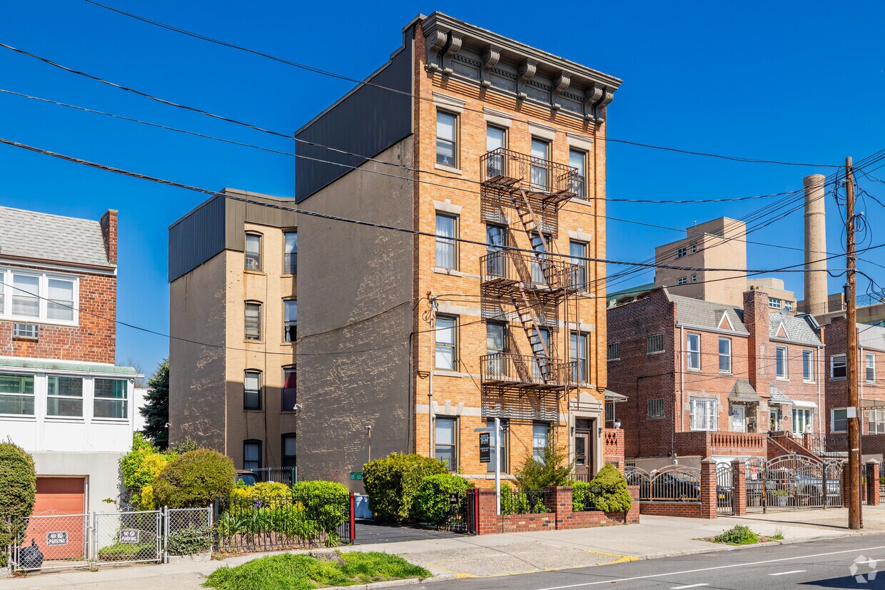 24 Avenue Ditmars Steinway - 2414 21st St