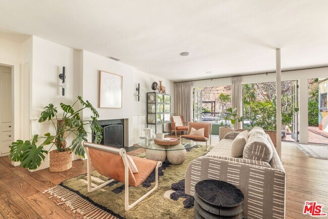 Building Photo - 2015 Nichols Canyon Rd