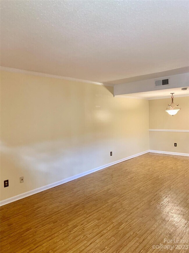 Foto del edificio - 7907 Oak Meadow Ct