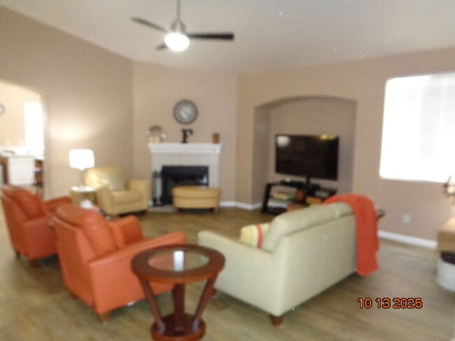 Foto del edificio - Immaculate One Story Home Offering 1989 sq...