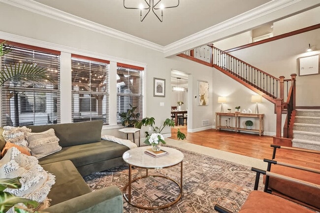 Building Photo - 611 E San Pedro St