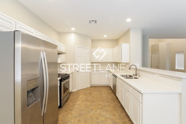 Foto del edificio - SUMMER SPECIAL! NOW OFFERING FIRST FULL MO...