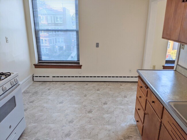 Building Photo - 1405 W Jarvis Ave